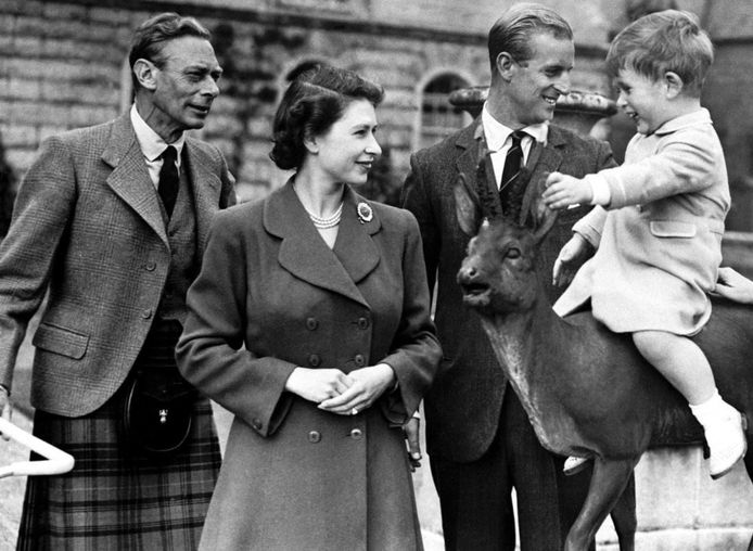 Britse hof deelt foto van jonge Queen met vader op Vaderdag | Show | pzc.nl