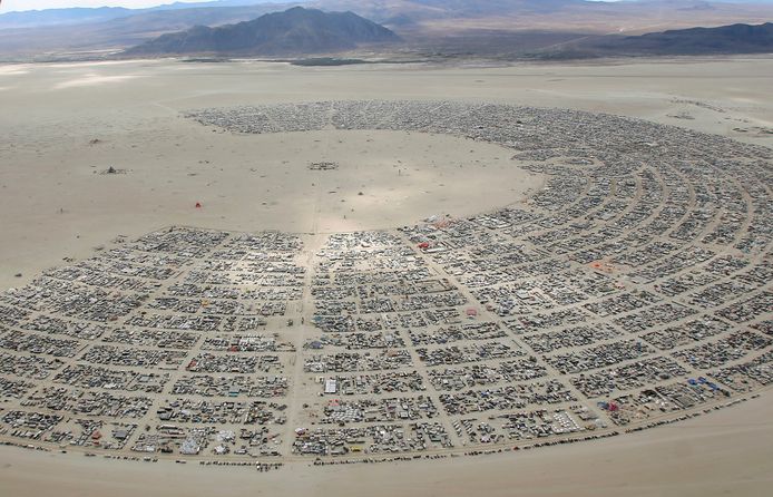 Gedurende de festivalweek verandert de woestijn eventjes in een echte metropool.
