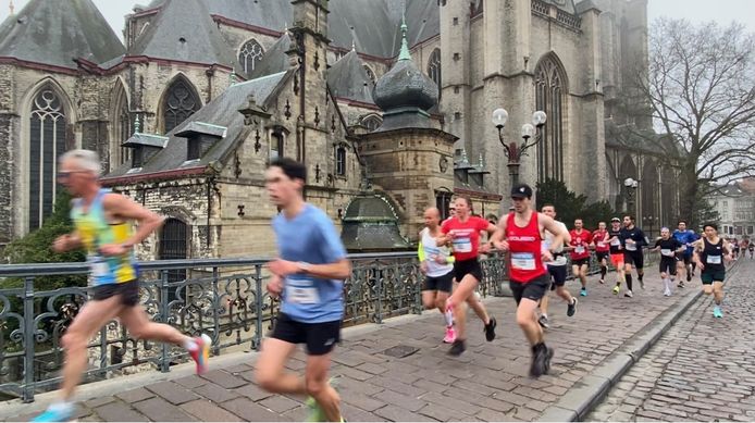 Marathon van Gent. Vlammen over de Sint-Michielsbrug.