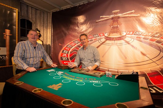 Rudy van Nuffelen en Peter Verhaert aan hun Casinotafel. Dit stuk gingen ze in een echt casino halen.