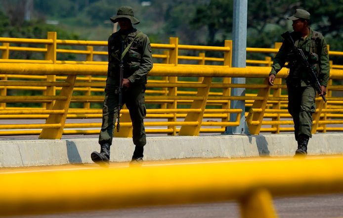 Venezolaanse troepen houden de wacht bij de Tienditas-brug.