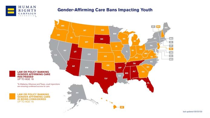 Kaart toont staten waar genderbevestigende zorg voor minderjarigen verboden is (rood) en waar een verbod overwogen wordt (oranje). De kaart is laatst geüpdatet voor de nieuwe wet in Iowa. Die staat kleurt nu ook rood.