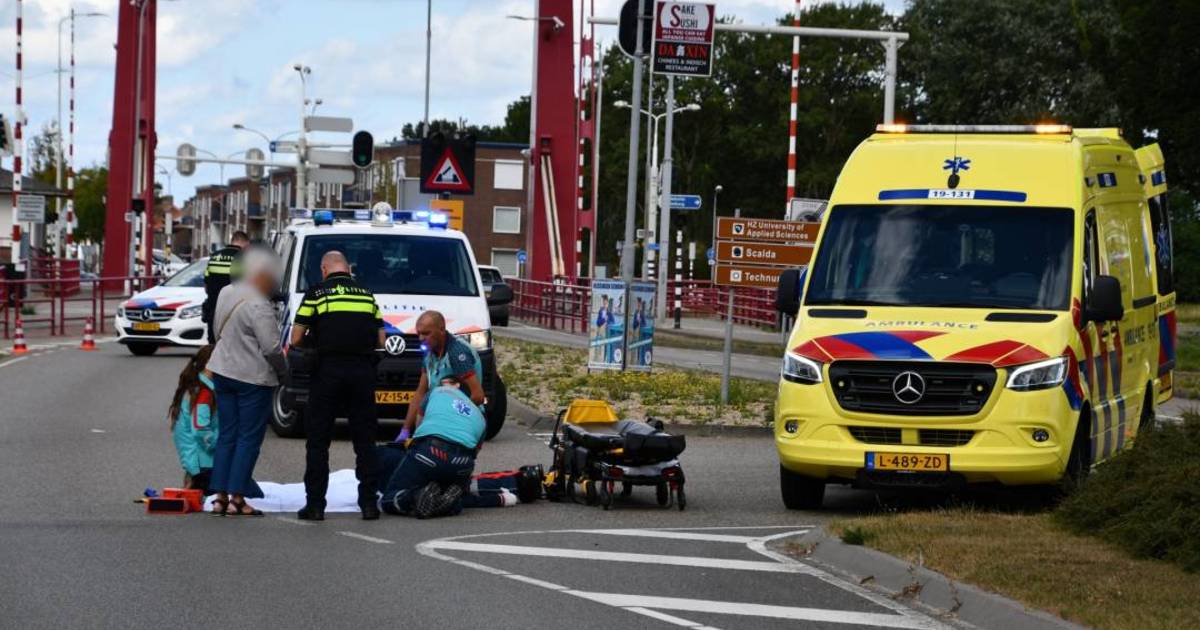 Fietser en motorrijdster gewond bij botsing in Vlissingen.