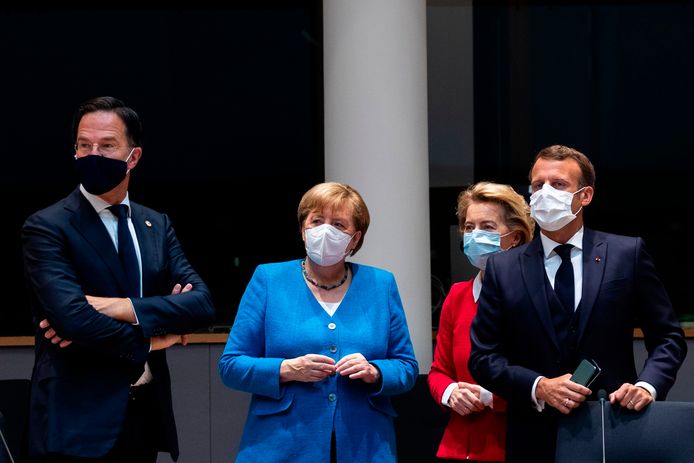 Van links naar rechts: premier Mark Rutte, de Duitse bondskanselier Angela Merkel, Europese Commissiepresident Ursula von der Leyen en de Franse president Emmanuel Macron.