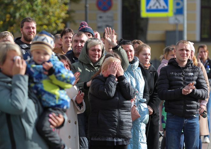Familieden en vrienden reageren aan een verzamelpunt voor Russische reservisten in Gatchina.