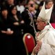 Paus vraagt tijdens paaswake aandacht voor leed vluchtelingen