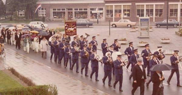 Muzikaal weekend jubilerend Juliana op Einderplein in Someren-Eind - Eindhovens Dagblad