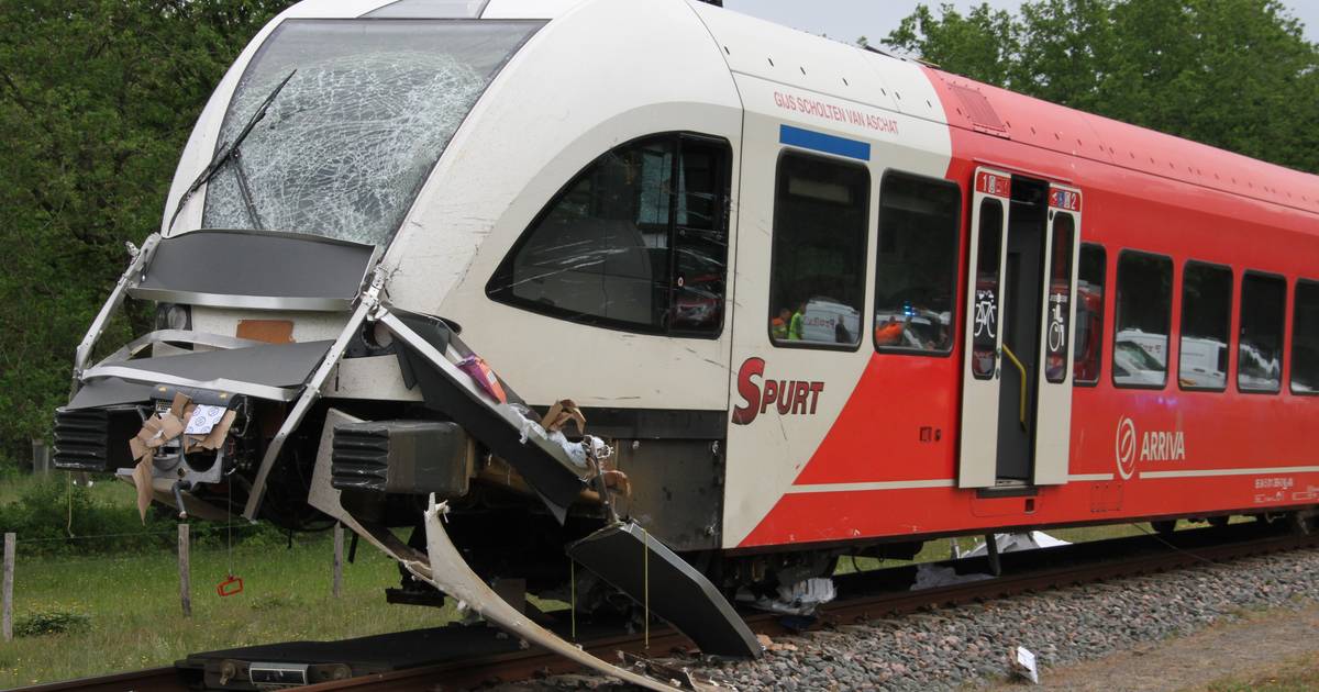 Trein onspoort bij botsing met busje bij Vorden: chauffeur zwaargewond.