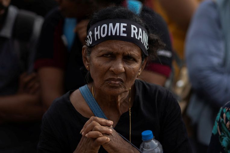 Al maanden zijn er in Sri Lanka protesten en rellen tegen brandstoftekorten en de rol van de heersende klasse daarin, met name tegen de machtige Rajapaksa-familie en premier Ranil Wickremesinghe. Beeld Reuters