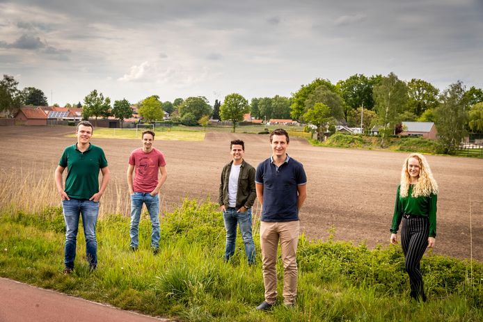 Archieffoto van jongeren met interesse in een woning in bouwplan De Goede Vaart in Someren-Eind.