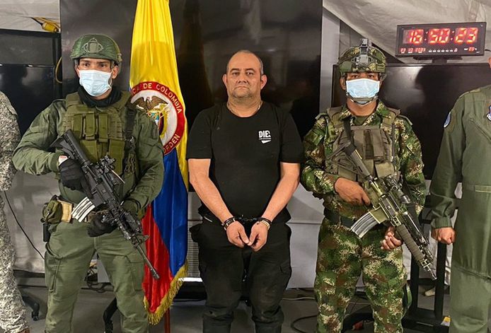 Drugsbaron 'Otoniel' poseert voor de foto na te zijn opgepakt in Colombia. (23/10/2021)