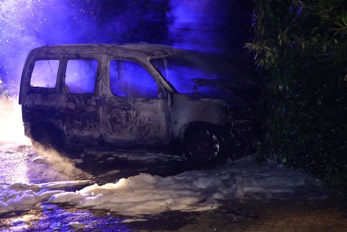 Auto in vlammen op aan het Hopveld in Heeswijk-Dinter.