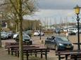 In de zomer rijden er tijdelijk geen auto's meer over de Havenkade in Elburg.