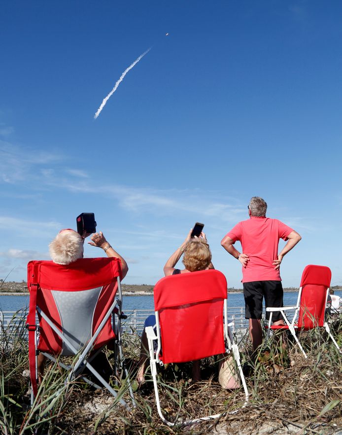 Toeschouwers bekijken de lancering van de Falcon Heavy.