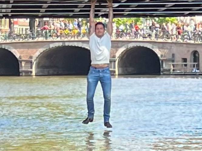 Stunt mislukt: Douwe Bob valt van een brug in de gracht