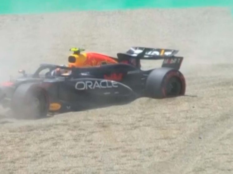Bekijk hier hoe training Verstappen verstoort wordt door crash van Pérez