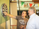 Lieven bij een dartsmarathon in Sint-Amandsberg ten voordele van het Kinderkankerfonds. Frank Coussens (links) speelde 45 uur aan een stuk in 2011