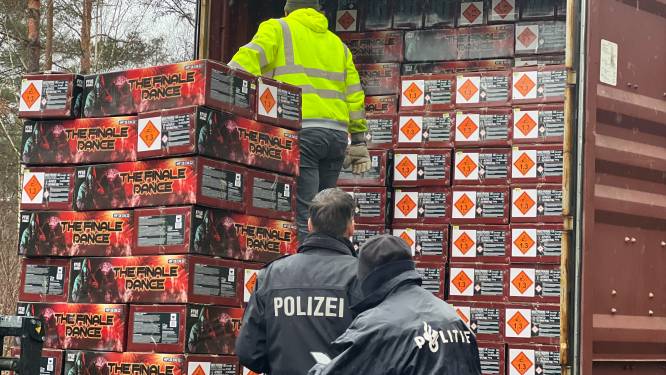 Megavangst illegaal vuurwerk leidt naar honderden kilo’s vuurwerk in woningen Oldenzaal en Almelo