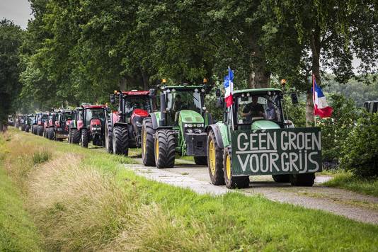 Farmers were diverted from the highway via a dirt road after protests on the A28 between Hoogeveen and Assen, a day before the House of Representatives will vote on motions submitted during the debate on the nitrogen plans.  In some areas in the Netherlands, nitrogen emissions must be reduced by 70 to 80 percent.