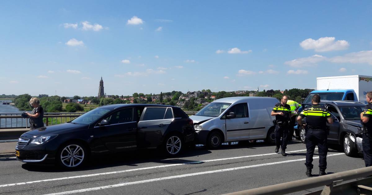 Rijnbrug dicht na ongeval tussen vier autos op N233 in Rhenen.