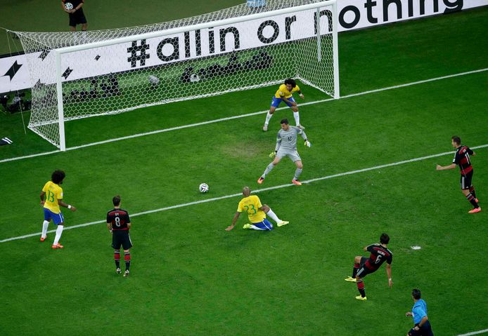 Sami Khedira scoort op het WK van 2014 tegen gastland Brazilië.