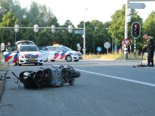 Scooterrijder gewond na botsing met auto; bestuurder schuift tientallen meters over asfalt 