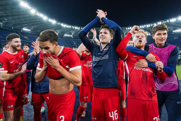 De AZ-spelers vieren de overwinning op Lazio in het Stadio Olimpico in Rome. Beeld Getty Images