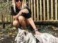 Vrouw van Sergio Herman poseert trots met tijgerwelp, maar dat komt haar duur te staan