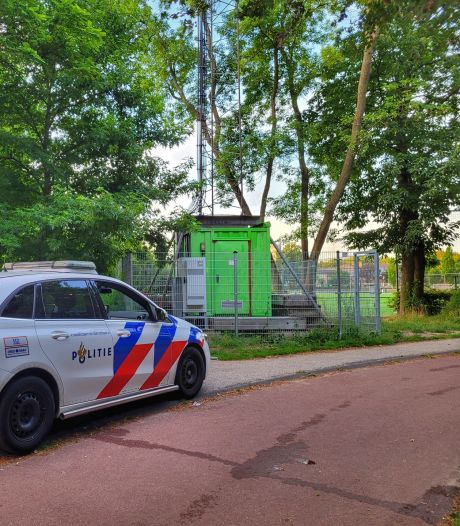 Nieuwe zendmast van KPN in Park Randenbroek vat vlam: politie gaat uit van brandstichting