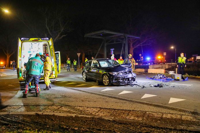 De auto's raakten zwaar beschadigd bij het ongeluk.