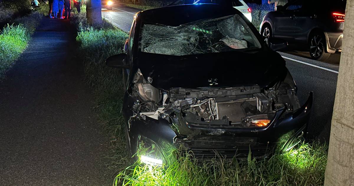 Brommerrijder belandt in greppel en raakt gewond bij zwaar ongeluk tussen Putten en Voorthuizen.