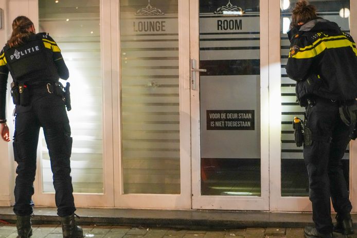 Café Loungeroom Rif aan de 2e Middellandstraat in Rotterdam is beschoten.