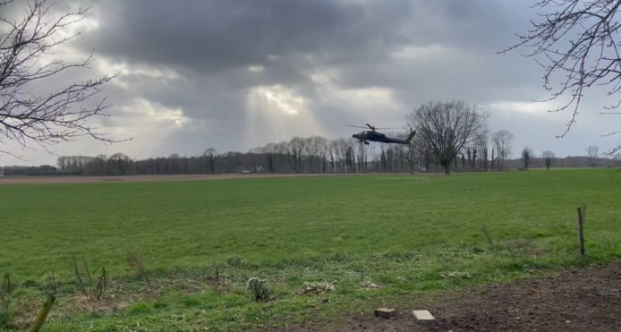 Één van de Apaches die boven de weilanden hing in Sinderen.
