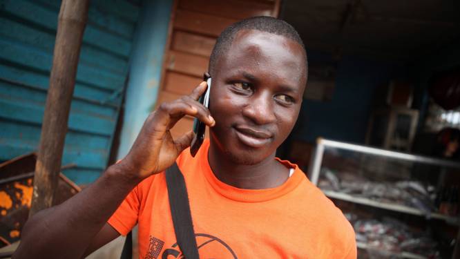 De invloed van mobieltjes op Afrikanen: ‘Thuisfront wil alleen maar horen dat ze geld sturen’