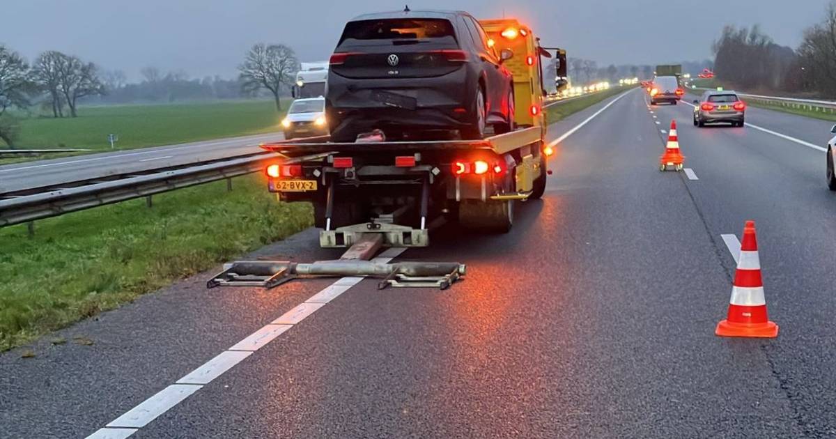Auto's geborgen na botsing op A28 bij De Wijk, linkerrijstrook dicht