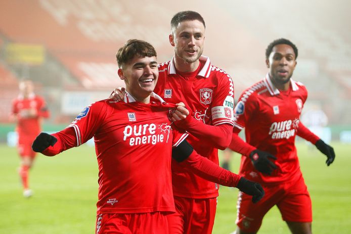 Manfred Ugalde viert zijn goal.