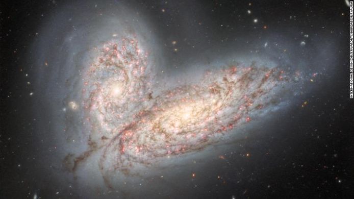 Het galactische paar NGC 4567 en NGC 4568, ook wel bekend als de Vlinderstelsels, zijn net begonnen met botsen doordat de zwaartekracht hen naar elkaar toe trekt.