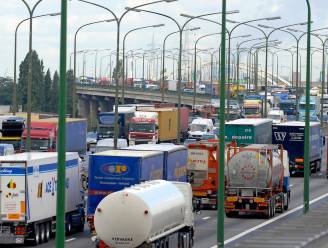 Ongeval op Antwerpse Ring aan viaduct in Merksem zorgt voor hinder: onder meer half uur file op E34 tussen Beveren en Linkeroever 