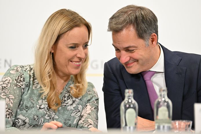 Voormalig staatssecretaris voor Begroting Eva De Bleeker (Open Vld) en premier Alexander De Croo (Open Vld)