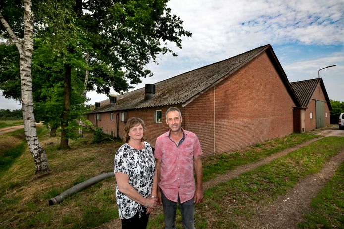 Miriam en Johnny Geraets bij hun varkensbedrijf in Heeze (archieffoto).
