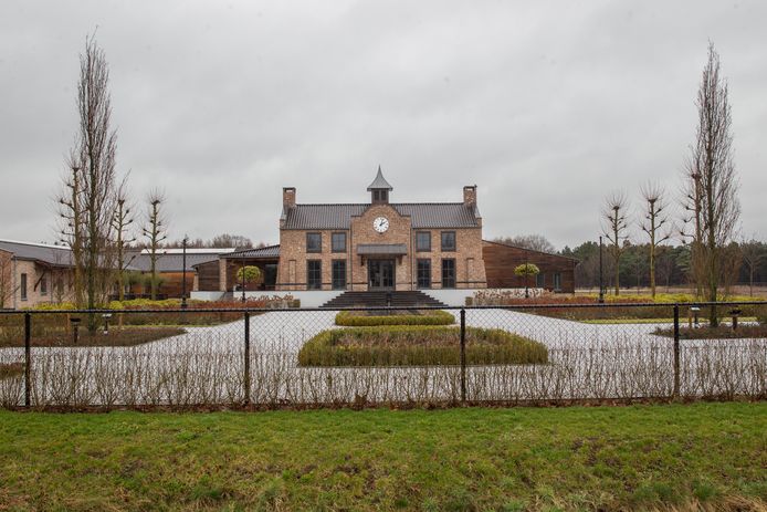 Het gigantische stallencomplex dat de Spanjaard in Valkenswaard liet bouwen.