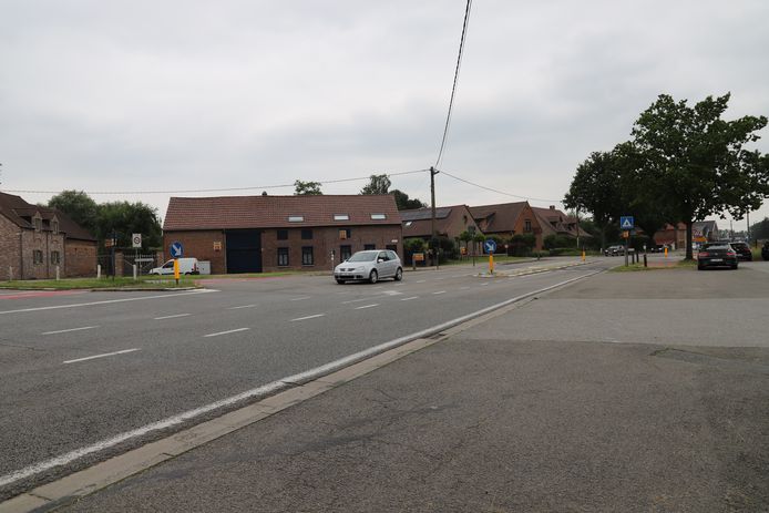 Kruispunt Ninoofstesteenweg met Zwartschaapstraat krijgt wordt heringericht mét verkeerslichten.