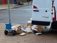 De pakketjes worden uit het busje op straat gegooid.