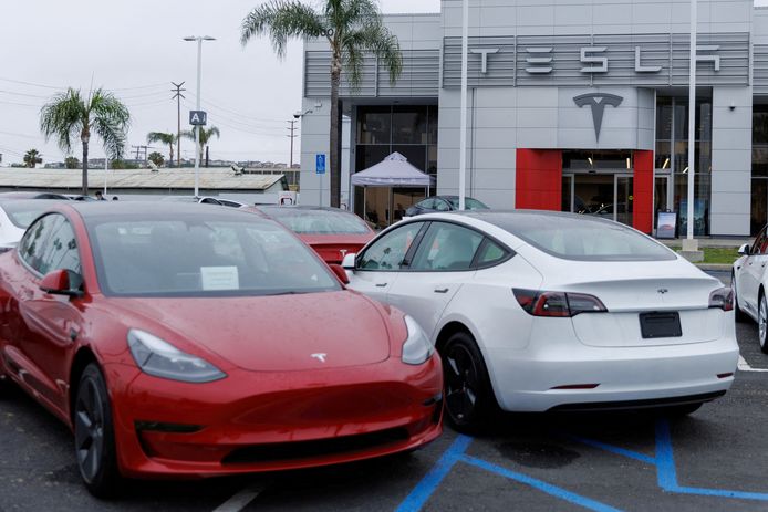 Tesla's van het type Model 3 staan te koop in Long Beach (Californië), Verenigde Staten (22/05/23)