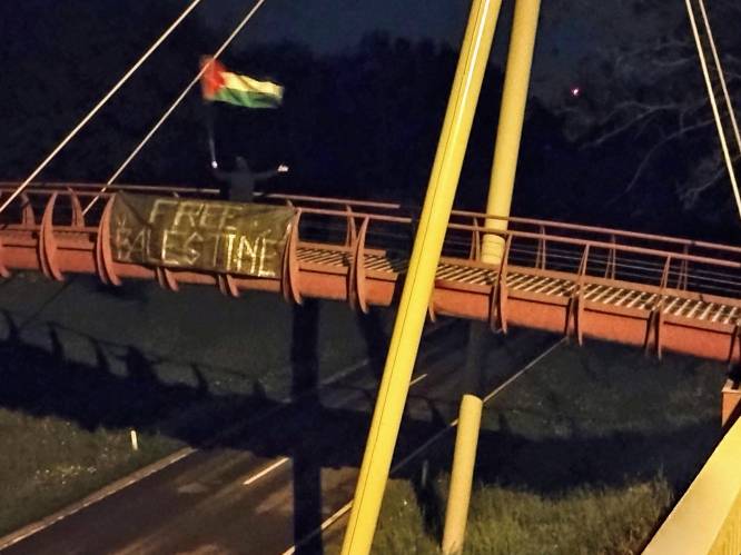 Activisten hangen banners met 'Free Palestine' op vier Limburgse locaties