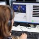 Groot proefproject: hoe AI Vlaamse tv-programma’s aan meer en snellere ondertitels moet helpen