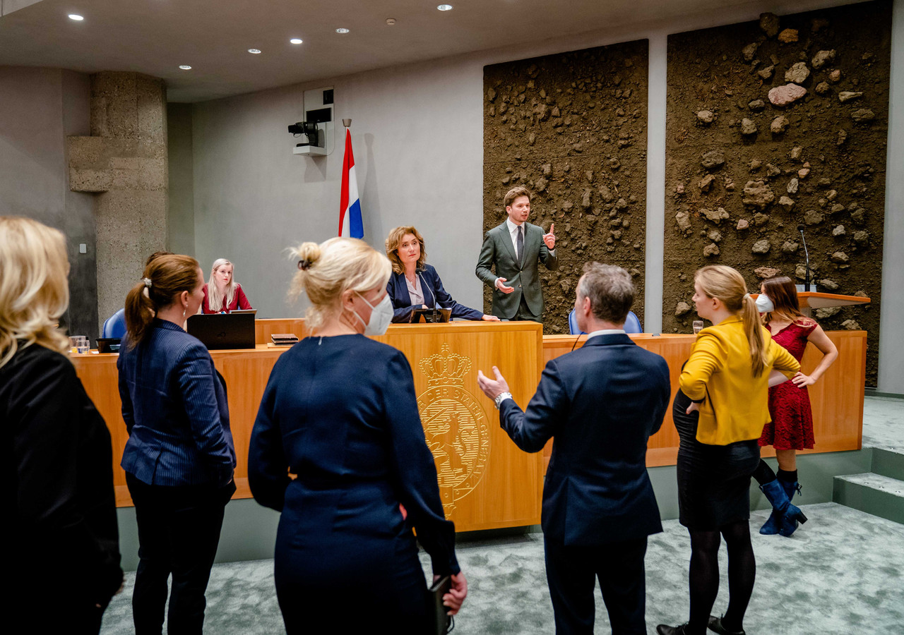 Kamerleden verzamelen zich bij Kamervoorzitter Vera Bergkamp na weer een moment van consternatie in een debat.