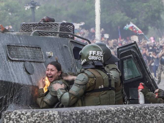 Gewelddadige protesten in Chili houden aan: agentes krijgen molotovcocktail in gezicht