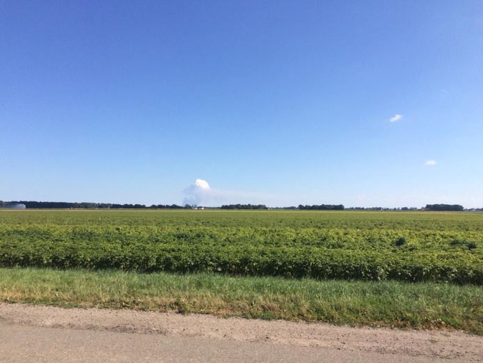 Zelfs vanuit Bant (Noordoostpolder) is de heidebrand bij Oldebroek goed waar te nemen.