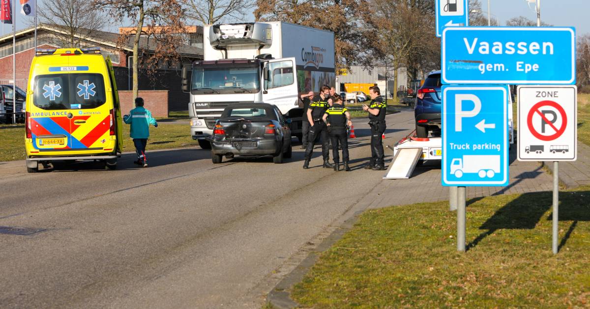 Chauffeur van autoschadebedrijf in Vaassen veroorzaakt aanrijding pal voor eigen deur.